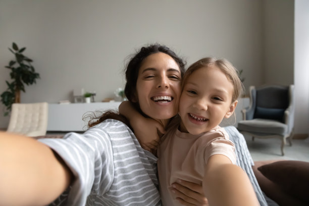 母女二人微笑自拍的大头照图片下载