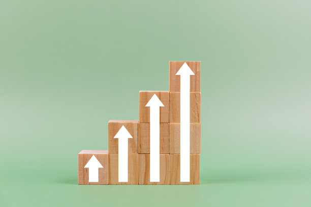 企业成长概念与绿色背景箭头图片下载