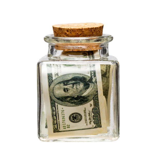 一个用软木塞封住的方形玻璃罐子，里面装着钱图片下载
