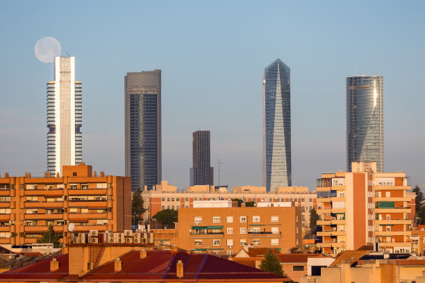 马德里四座塔楼上的月亮图片下载