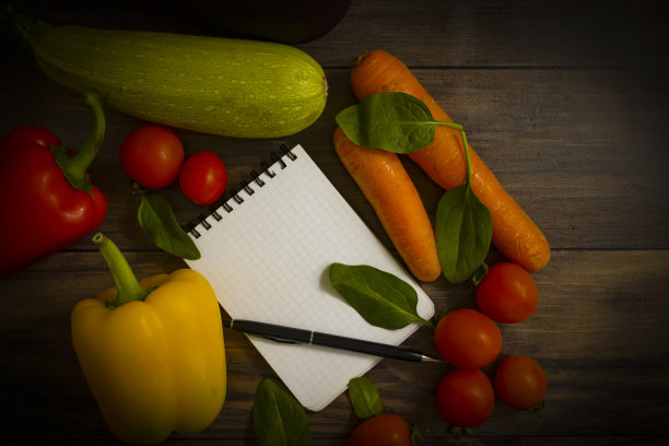 新鲜的蔬菜，空白的记事本在木制背景图片下载