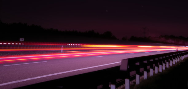 夜晚汽车的灯光。曝光时间长，线条淡图片下载