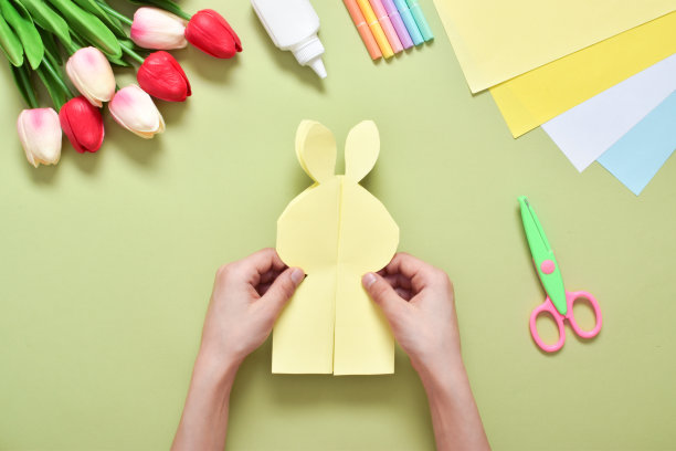 做你自己。一张儿童明信片，纸做的，上面有一只兔子。复活节的一步一步的照片指导图片下载