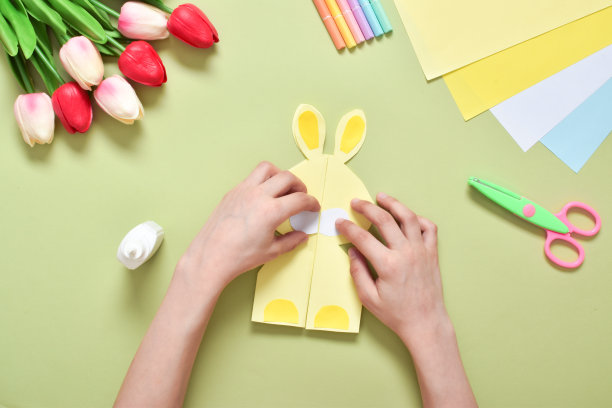 做你自己。一张儿童明信片，纸做的，上面有一只兔子。复活节的一步一步的照片指导图片下载