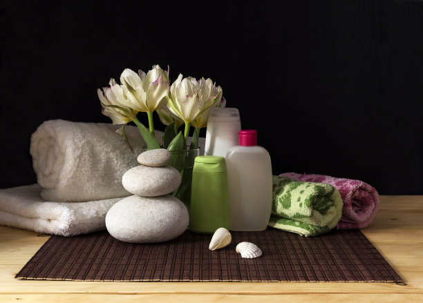 个人卫生用品，桌子上的毛巾图片下载