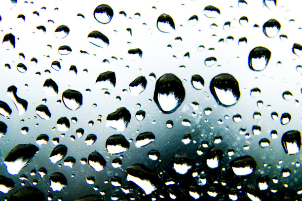 冬天寒冷的一天，雨点落在窗玻璃上图片下载