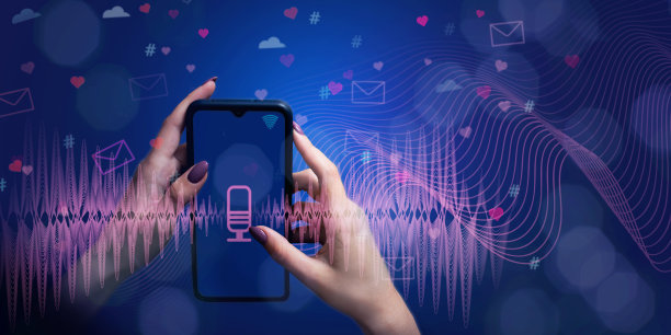 女人的手与智能手机的麦克风图标的背景图形图标的喜欢，字母，话题标签。博客的概念，虚拟交流，社交网络图片下载