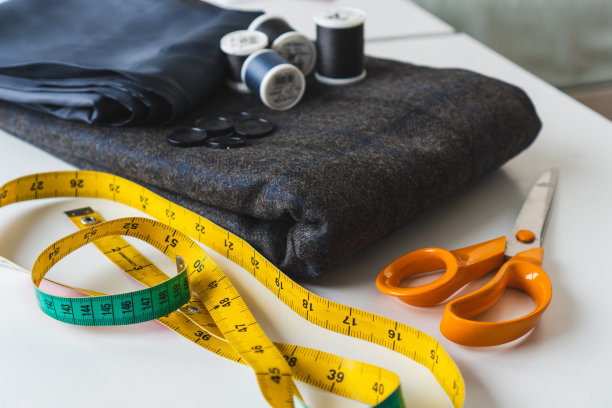 缝纫物品和裁缝工具。裁剪剪刀，卷尺，线，钮扣，布料图片下载