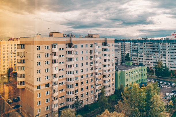 住宅建筑的窗户和阳台。旧的城市过时的房子正面图片下载