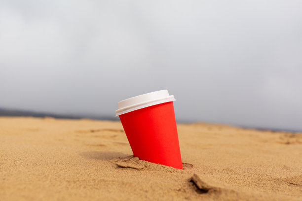 一杯红色的咖啡或一杯在沙漠里的热饮料。图片下载