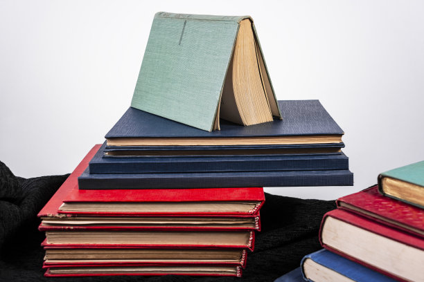 一堆没有题词的彩色书图片下载