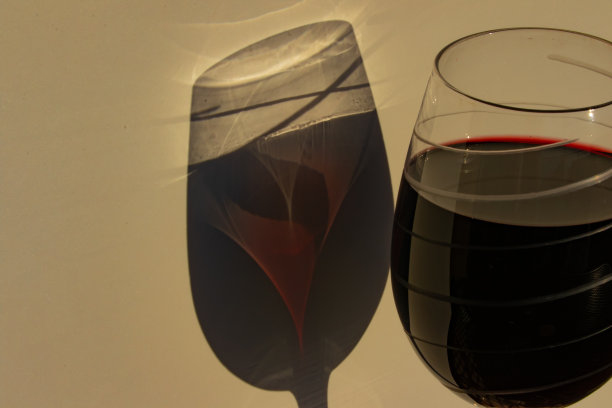 夕阳下的酒杯图片下载