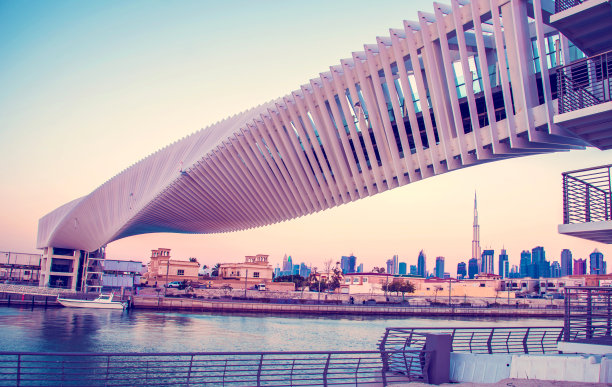 阿拉伯联合酋长国迪拜水 canal 上方现代扭曲桥梁图片下载