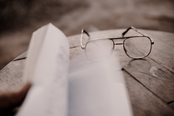 没有眼镜和书本图片下载