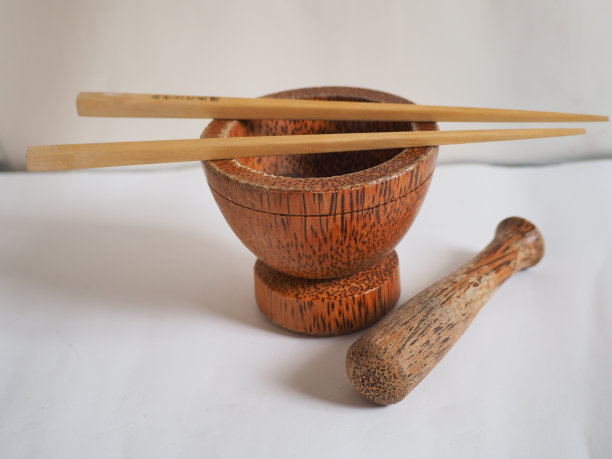 拿着一个带有连枷和筷子的臼，背景是白色的图片下载