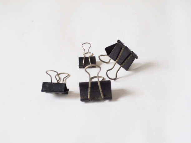 拿着回形针在白色背景上图片下载