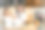 母亲和小女儿在厨房里一起烤馅饼图片下载