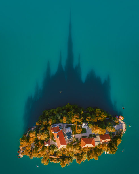 鸟瞰布莱德湖和历史悠久的教堂，它坐落在一个平静、风景如画的小岛上，可以乘船前往。图片下载