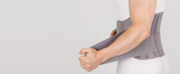 人体腰部支架孤立在白色背景上。创伤的回来。背部支撑，骨科腰椎，背部肌肉的支撑带。下背部问题健康图片下载