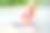 学前班的小女孩用彩色粉笔在后院的地上画彩虹。积极快乐的幼儿绘画和创造图片。夏天的创意户外活动。图片下载