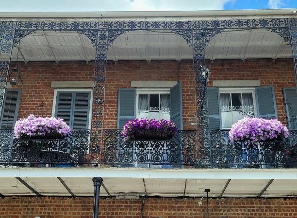 铁艺阳台，春花盛开图片下载