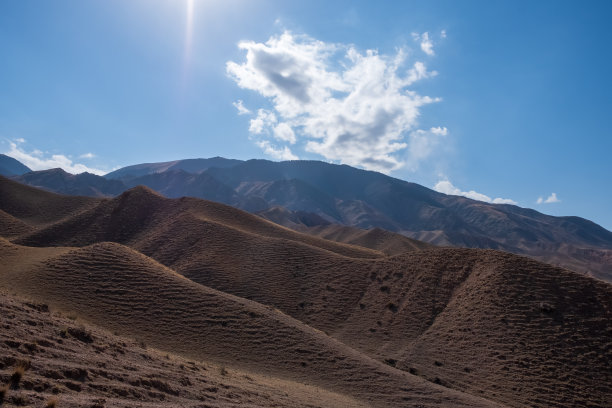 美丽的红色粘土山被风侵蚀。从阿西高原到巴尔托盖水库的路上有红色的山脉或峡谷。高山峡谷景观。图片下载