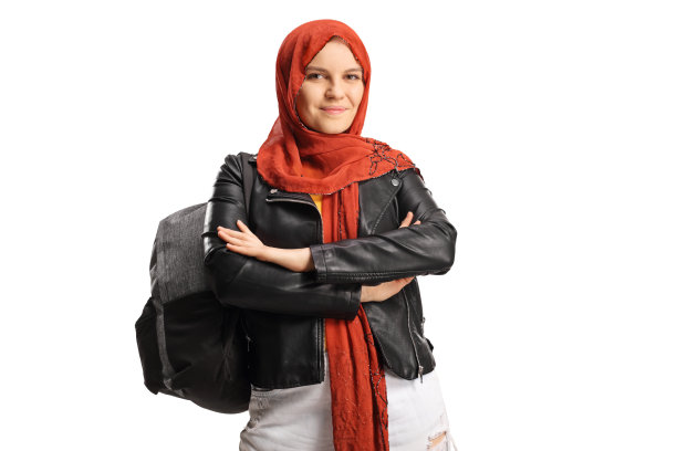 女学生戴着头巾，背着背包，对着镜头微笑图片下载