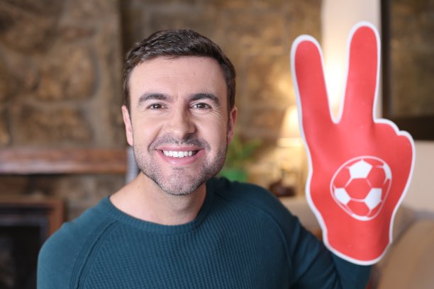 戴着胜利标志泡沫手套的球迷图片下载