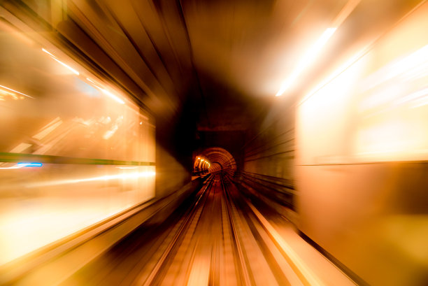 丹麦哥本哈根地铁隧道与运动模糊轨道的抽象图像。图片下载