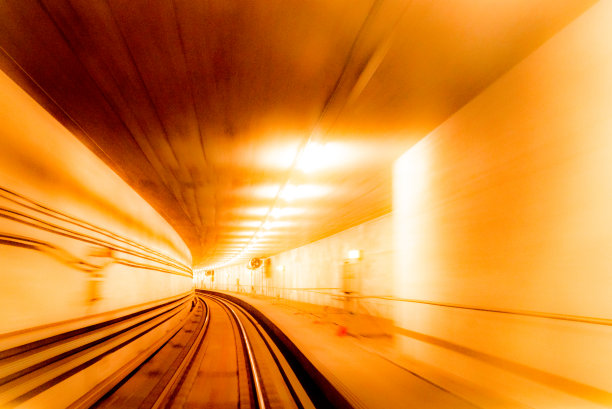 丹麦哥本哈根地铁隧道与运动模糊轨道的抽象图像。图片下载