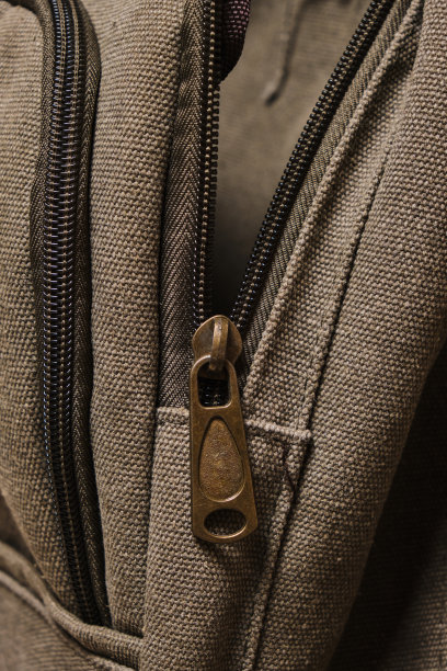 在徒步旅行背包上解开拉链。图片下载