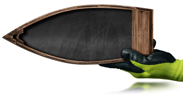 戴着手套的手握着一艘带着空白黑板的小木船图片下载