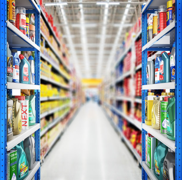 不同瓶的汽车保养产品在架子上。油、清洁剂和润滑剂。三维演示图片下载