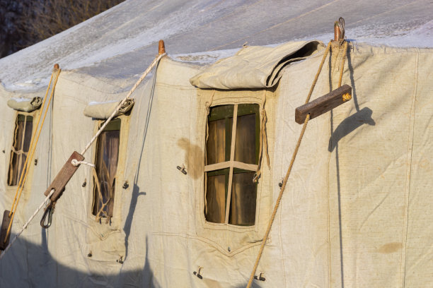 用于固定机动部队帐篷的绳索。军用篷布帐篷的预制紧固件图片下载