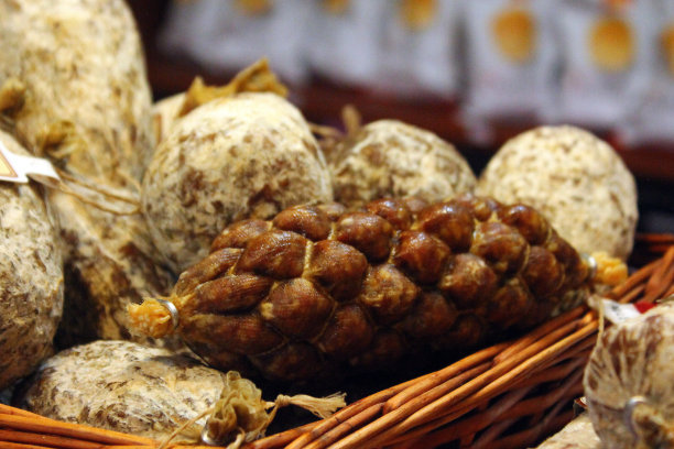 肉店里松露香肠的特写镜头图片下载