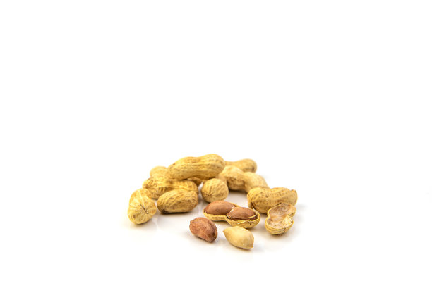 白色背景上的花生堆图片下载