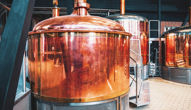 啤酒设备。啤酒制造业。圆形铜罐用于啤酒发酵和成熟图片下载