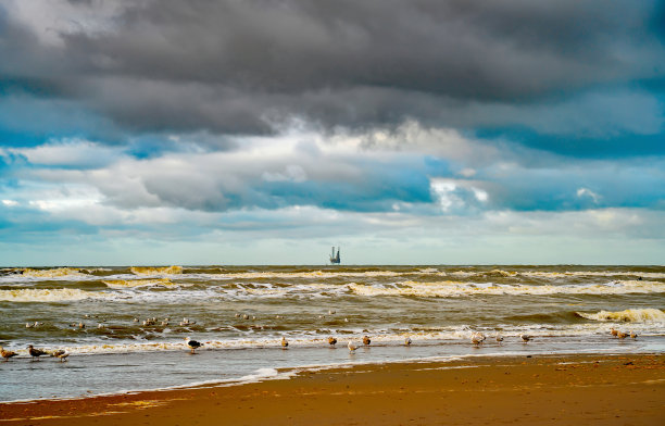 北海海岸设有近海石油开采平台图片下载