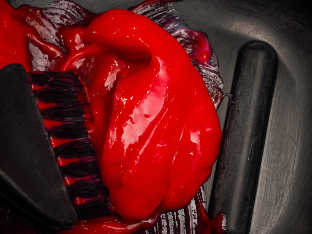 染发剂的混合过程。色彩鲜艳的发型。美容美发、剪发、染发、美白、调理、修复等行业。图片下载