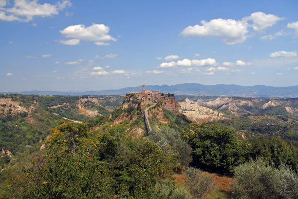 历史悠久的巴格诺雷奥村坐落在悬崖上，有一座长长的人行桥图片下载
