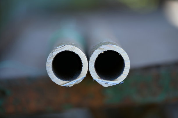 金属管道切割。用磨床切割金属管道。图片下载