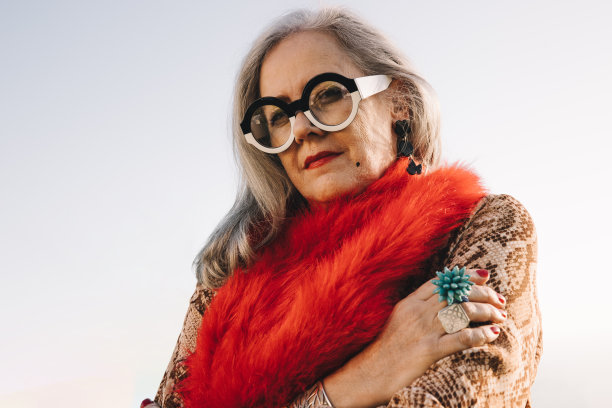 白发苍苍的女人在户外看着镜头图片下载