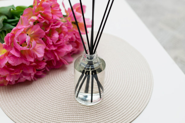 芳香芦苇扩散器和花束美丽的郁金香花图片下载