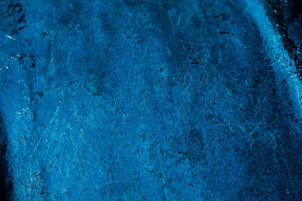 摘要真实美自然近距离照片背景。老旧的垃圾风化深蓝色剥落裂纹划痕油漆抛光墙面木板表面纹理。复古设计乡村风格图片下载