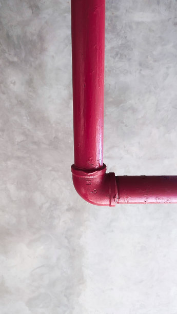 房间里有一个旧的消防洒水车(直立式洒水车)。红色的消防洒水。图片下载