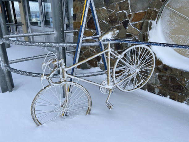 冰雪覆盖的自行车图片下载