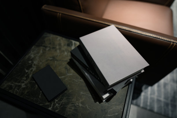 床头柜上那本书的高视角照片。图片下载