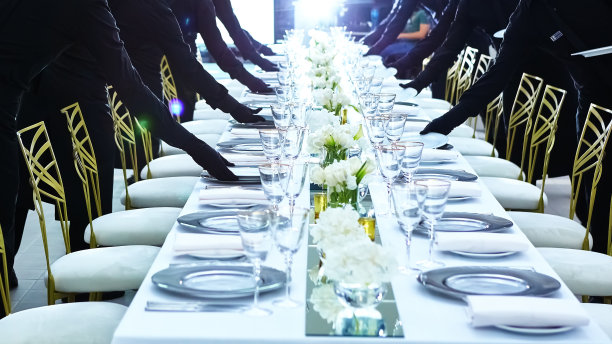 招待宴会的一大群服务员。图片下载