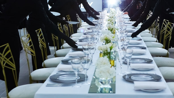 招待宴会的一大群服务员。图片下载