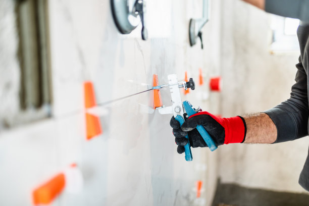 工作中的专业房屋建造者图片下载